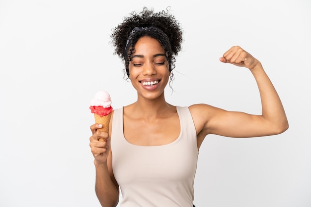 Joven afroamericana con un helado de cucurucho aislado sobre fondo blanco haciendo gesto fuerte