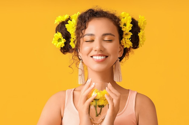 Joven afroamericana con hermosas sombras de ojos y vaso de agua