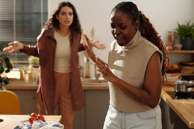 Una joven afroamericana irritada