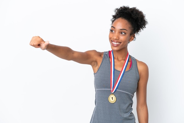 Joven afroamericana con medallas aislado sobre fondo blanco dando un pulgar hacia arriba gesto