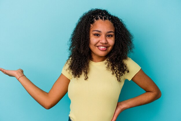 Joven afroamericana mostrando una expresión de bienvenida.