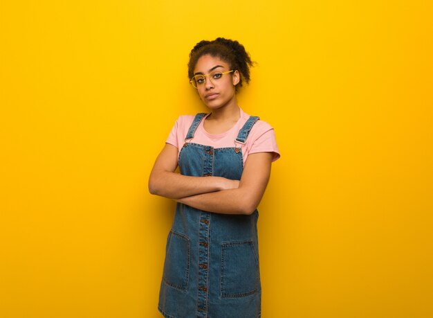 Joven afroamericana negra con ojos azules mirando al frente