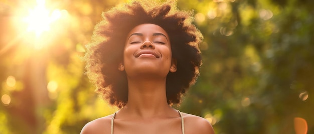 Una joven afroamericana se pasea alegremente por un soleado día de verano