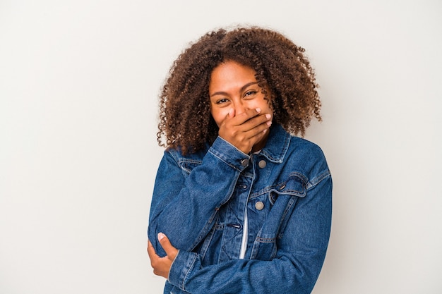 Joven afroamericana con pelo rizado aislado sobre fondo blanco riendo feliz, despreocupada, natural emoción.