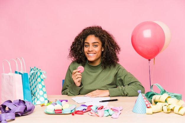 Joven afroamericana planeando un cumpleaños