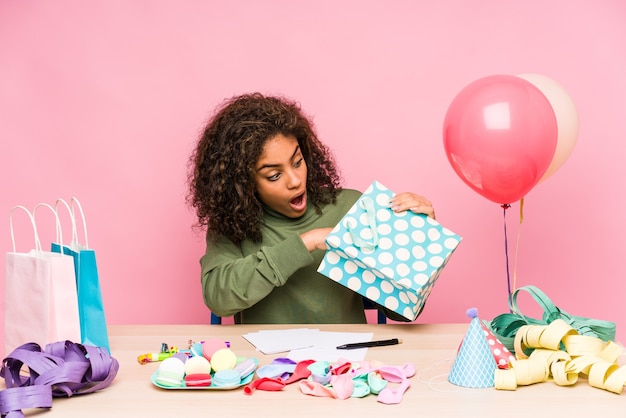 Joven afroamericana planeando un cumpleaños