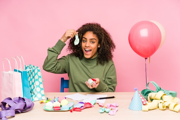 Joven afroamericana planeando un cumpleaños