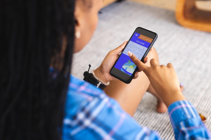 Foto una joven afroamericana sentada usando un teléfono inteligente