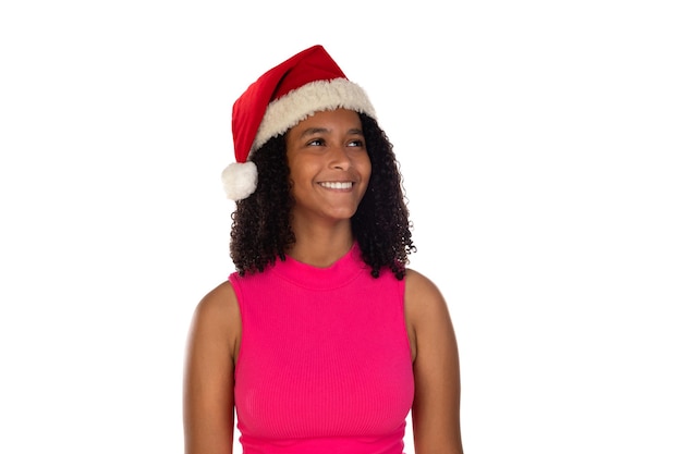 Joven afroamericana con sombrero de navidad