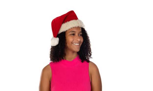 Joven afroamericana con sombrero de navidad