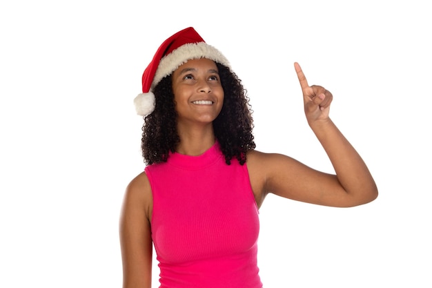 Joven afroamericana con sombrero de navidad