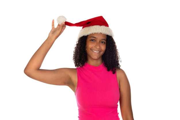 Joven afroamericana con sombrero de navidad