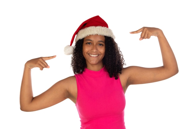 Joven afroamericana con sombrero de navidad