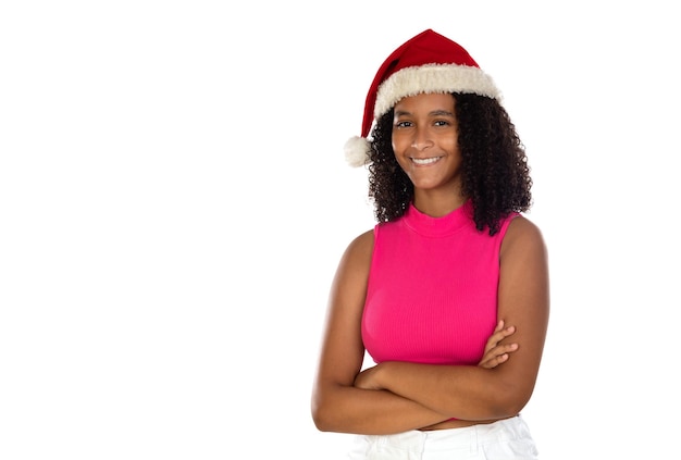 Joven afroamericana con sombrero de navidad