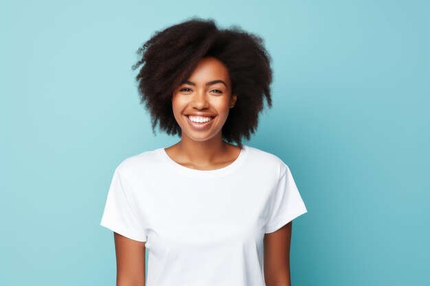 Una joven afroamericana sonriendo y con una camiseta blanca sobre un fondo turquesa