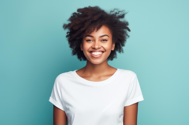 Una joven afroamericana sonriendo y con una camiseta blanca sobre un fondo turquesa