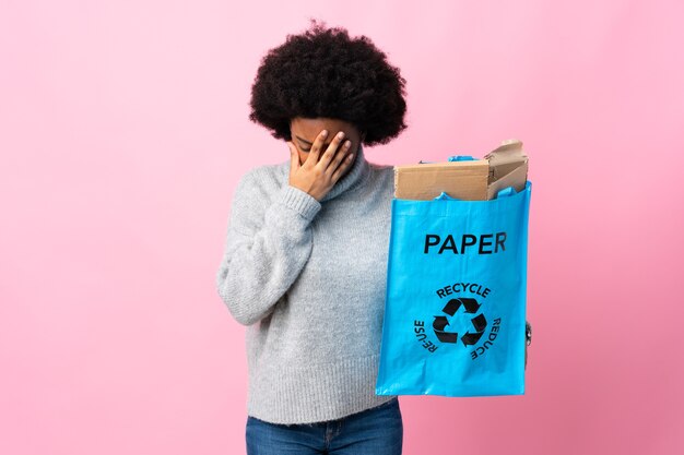 Joven afroamericana sosteniendo una bolsa de reciclaje