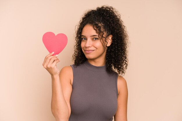 Joven afroamericana sosteniendo un corazón de papel, concepto de día de san valentín