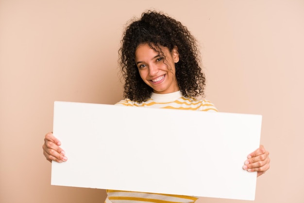 Joven afroamericana sosteniendo una pancarta aislada