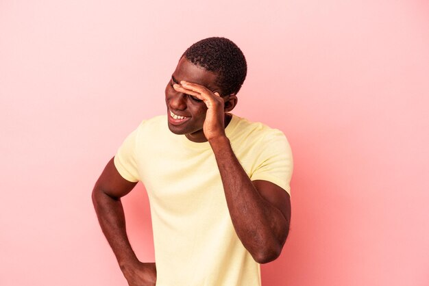 Joven afroamericano aislado de fondo rosa alegre riéndose mucho Concepto de felicidad
