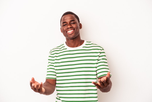 Joven afroamericano aislado sobre fondo blanco mostrando una expresión de bienvenida.