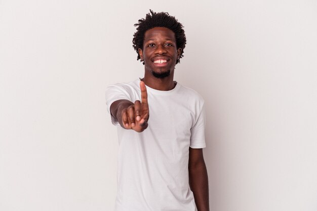 Joven afroamericano aislado sobre fondo blanco mostrando el número uno con el dedo.