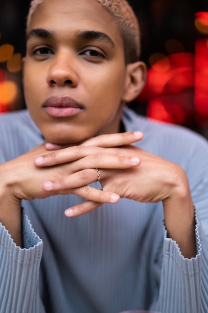 joven afroamericano atractivo en café, tiro de moda. París