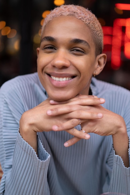 joven afroamericano atractivo en café, tiro de moda. París