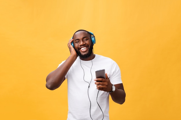 Joven afroamericano con auriculares y disfrutar de la música