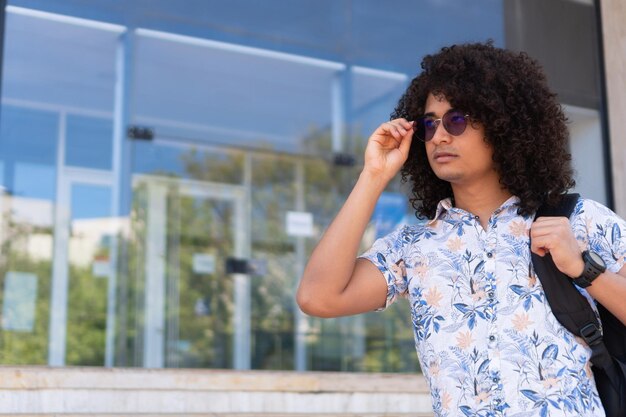 Un joven afroamericano en la calle.