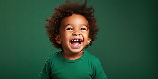 Un joven afroamericano está sonriendo sobre un fondo verde de estudio