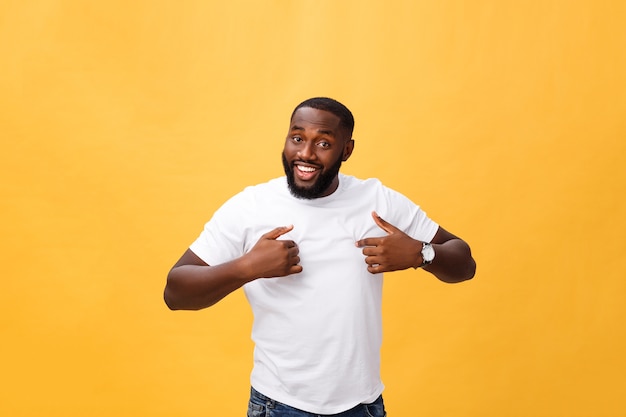 Joven afroamericano que parece seguro con una sonrisa en la cara, apuntando a sí mismo con los dedos orgulloso y feliz.