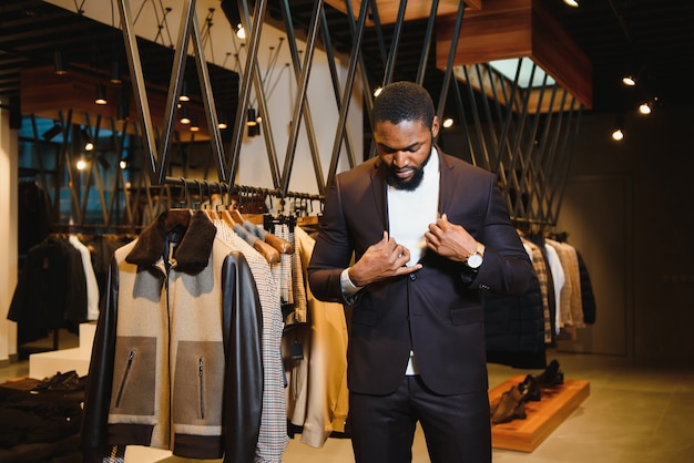 Joven afroamericano que trabaja en la tienda de ropa