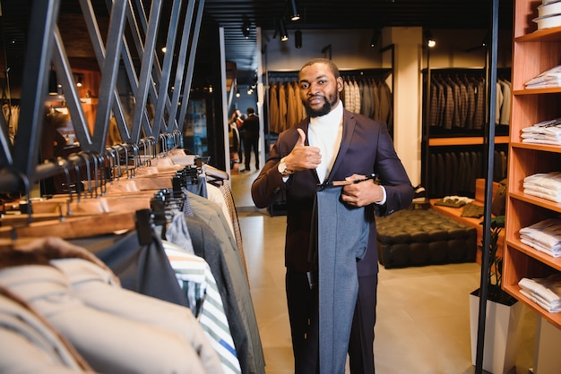 Joven afroamericano que trabaja en la tienda de ropa