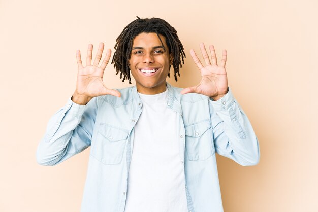 Joven afroamericano rasta mostrando el número diez con las manos.