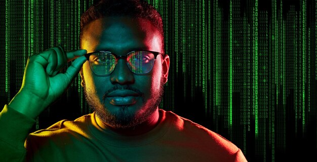 joven afroamericano sobre código binario