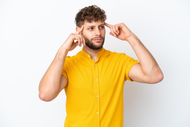 Joven afroamericano sobre pared púrpura aislada que muestra el signo ok con los dedos