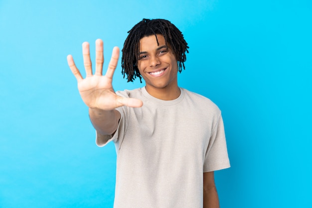 Joven afroamericano sobre pared