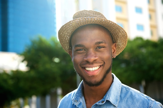 Joven afroamericano sonriendo con sombrero