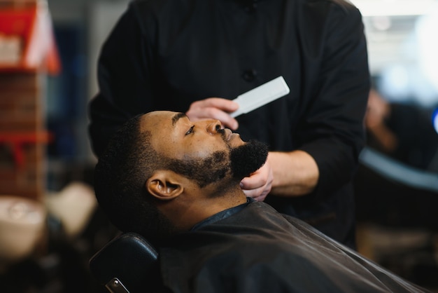 Joven afroamericano visitando peluquería