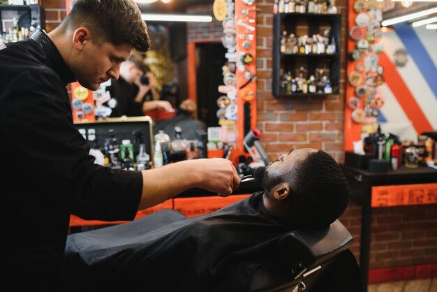 Joven afroamericano visitando peluquería