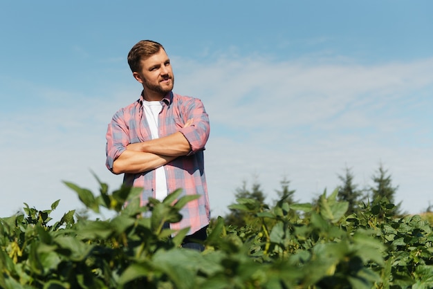 Joven agricultor en campos de soja