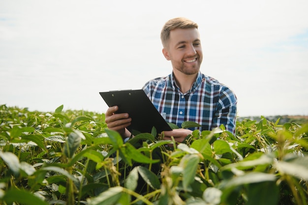 Joven agricultor en campos de soja