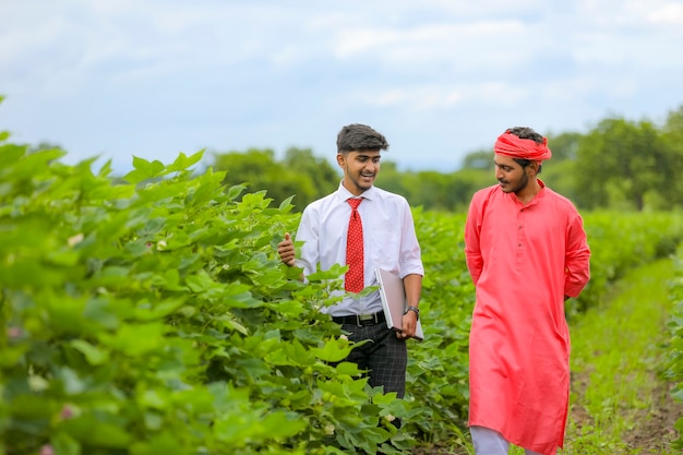 Joven agricultor indio con un banquero en el campo