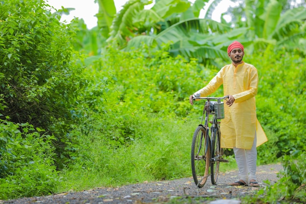 Joven agricultor indio en bicicleta