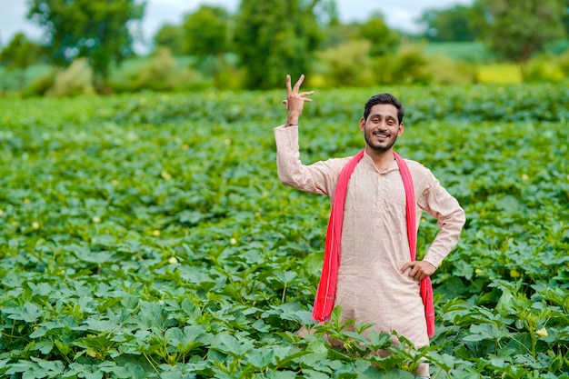 Joven agricultor indio en el campo de la agricultura verde.