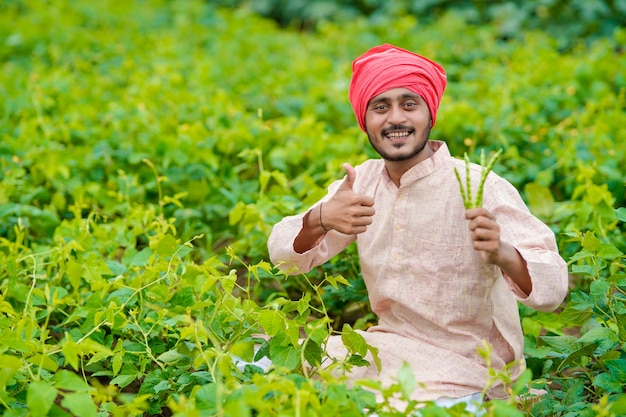 Joven agricultor indio en el campo de la agricultura.