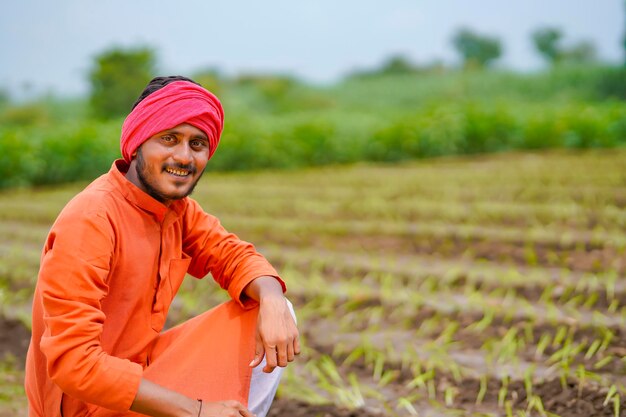 Joven agricultor indio en el campo de la agricultura.