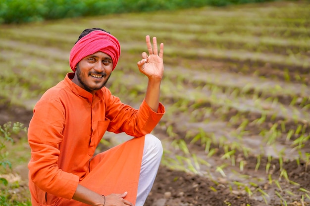 Joven agricultor indio en el campo de la agricultura.