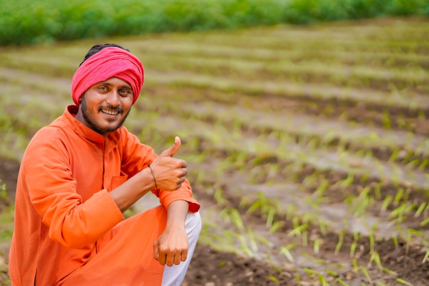 Joven agricultor indio en el campo de la agricultura.